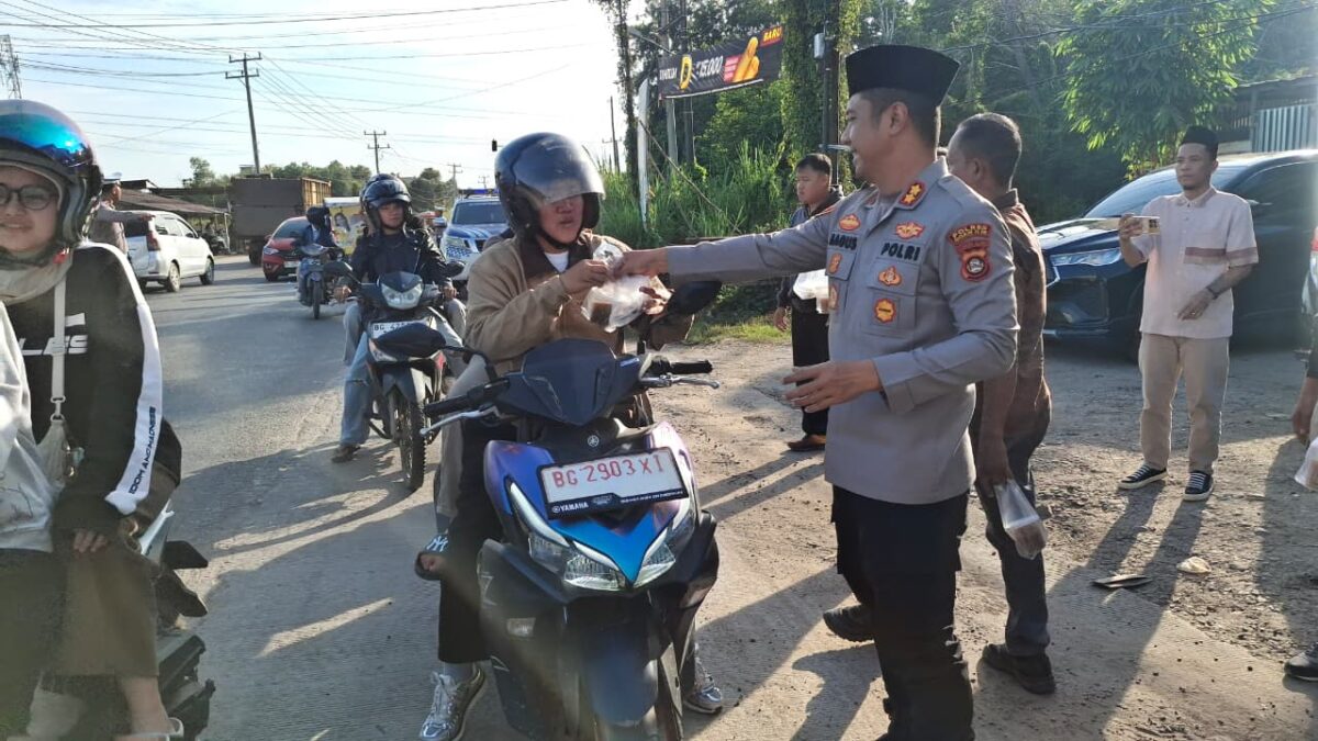 Polres Ogan Ilir dan Polsek Jajaran Bagikan Takjil di Bulan Suci Ramadhan 1447 H