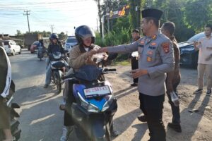 Polres Ogan Ilir dan Polsek Jajaran Bagikan Takjil di Bulan Suci Ramadhan 1447 H