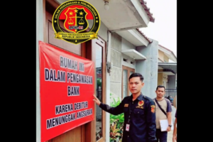 Teror Gaya Baru , Rumah Debitur Dipermalukan dengan Stiker /Bener : LPK-RI Mengecam Keras ” Ini Intimidasi Berkedok Penagihan”.