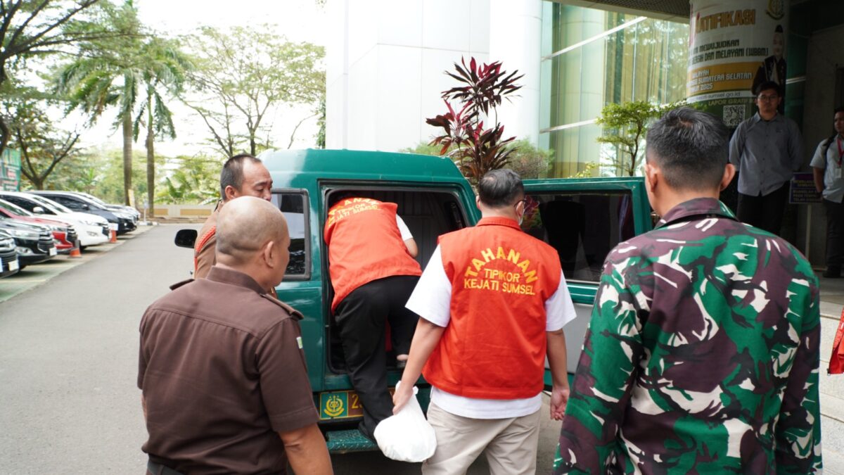 Enam Tersangka Korupsi Kredit Bank Plat Merah Diserahkan ke Jaksa, Langsung Ditahan di Rutan Kelas I Palembang