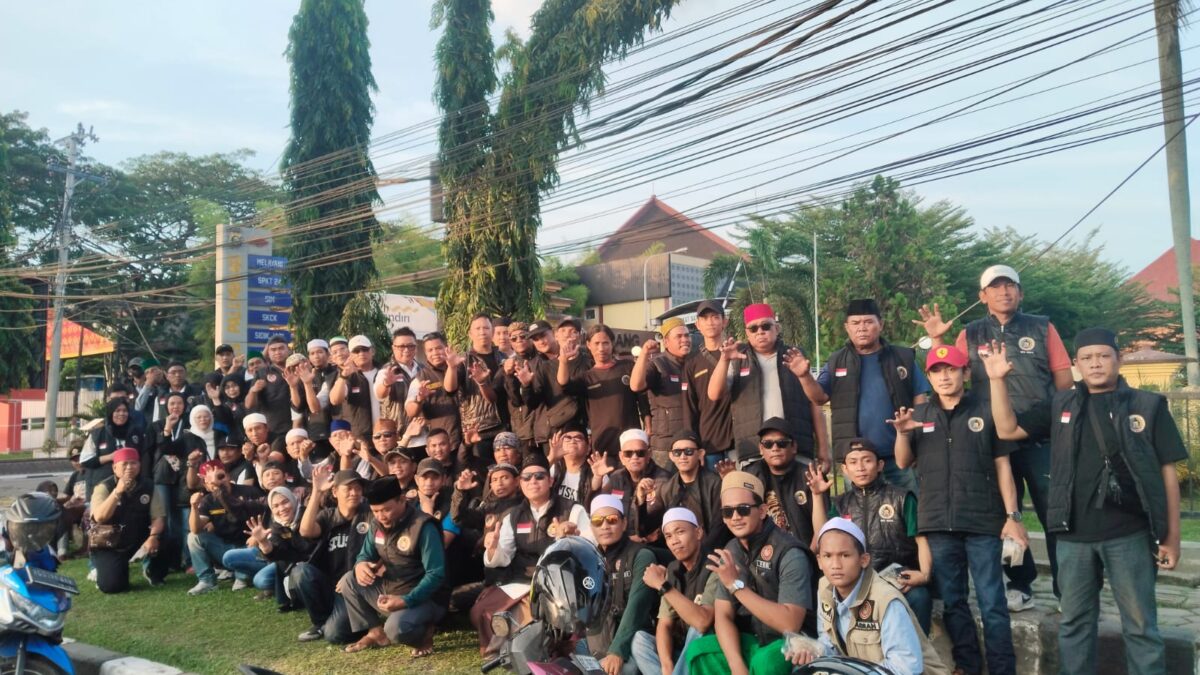 Spirit Akhir Ramadan, Forum Cakar Sriwijaya Bagikan Takjil Kuliner Khas Palembang di Sekitar Polrestabes