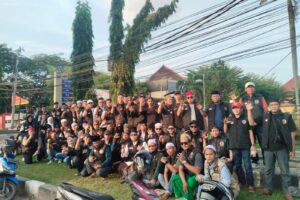 Spirit Akhir Ramadan, Forum Cakar Sriwijaya Bagikan Takjil Kuliner Khas Palembang di Sekitar Polrestabes