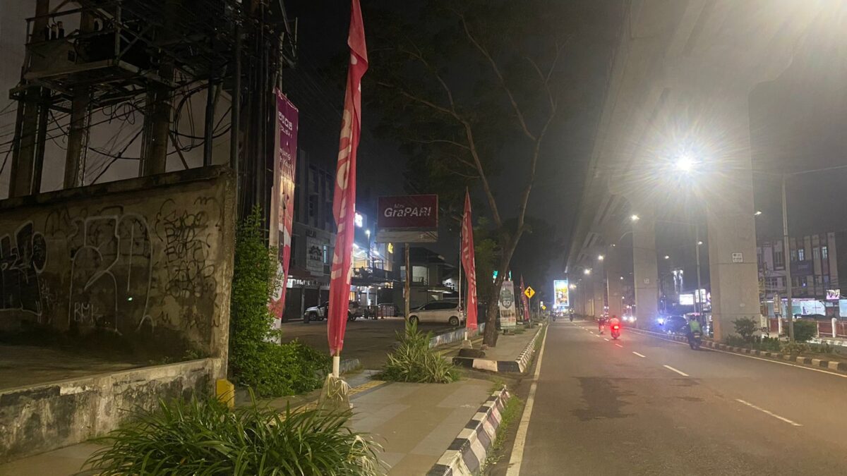 Umbul – umbul Telkomsel Berdiri di Trotoar Jalan Angkatan 45 , Warga : ini Hak Pejalan Kaki!