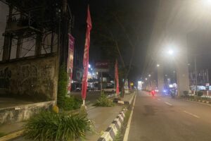 Umbul – umbul Telkomsel Berdiri di Trotoar Jalan Angkatan 45 , Warga : ini Hak Pejalan Kaki!