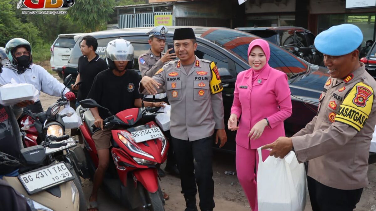 Wujud Kepedulian dan Kebersamaan dengan Masyarakat, Polres Ogan Ilir Bersama Bhayangkari Bagikan Takjil