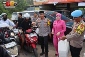 Wujud Kepedulian dan Kebersamaan dengan Masyarakat, Polres Ogan Ilir Bersama Bhayangkari Bagikan Takjil