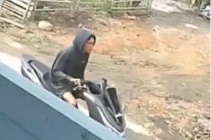 Pelaku Jambret Handphone Bocah 5 Tahun di Gandus Terekam CCTV Rumah Warga