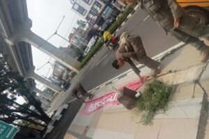 Gerak Cepat Satpol PP Tertibkan Umbul-Umbul diduga Berlabel Telkomsel di Trotoar Angkatan 45 Palembang