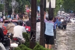 Hujan Lebat Guyur Palembang, Jalan Basuki Rahmat Lumpuh Terendam Banjir