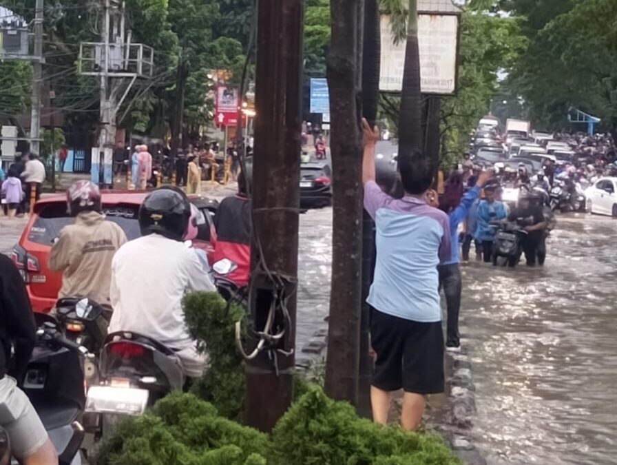 Hujan Lebat Guyur Palembang, Jalan Basuki Rahmat Lumpuh Terendam Banjir