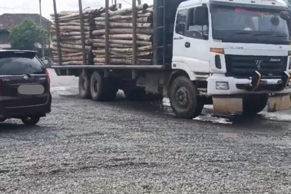 “Jalan di PALI Rusak Parah, Warga Soroti Dugaan Dampak Aktivitas Angkutan PT Musi Hutan Persada”