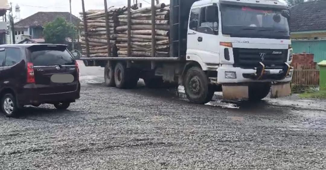 “Jalan di PALI Rusak Parah, Warga Soroti Dugaan Dampak Aktivitas Angkutan PT Musi Hutan Persada”