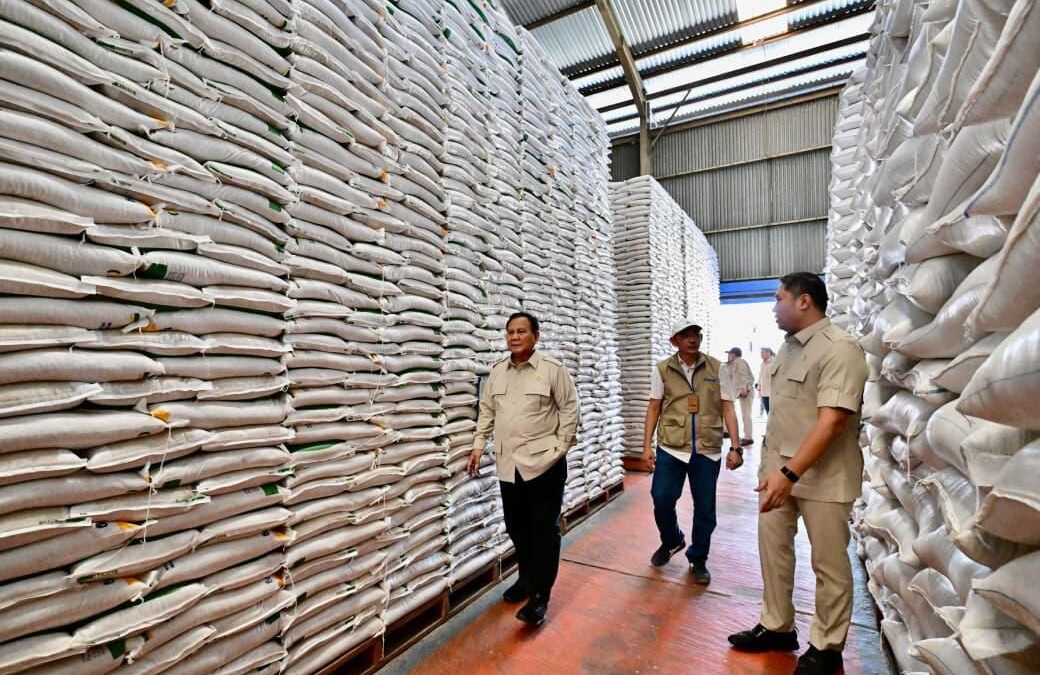 Presiden Sidak Gudang Bulog di Magelang, Pastikan Stok Beras Aman