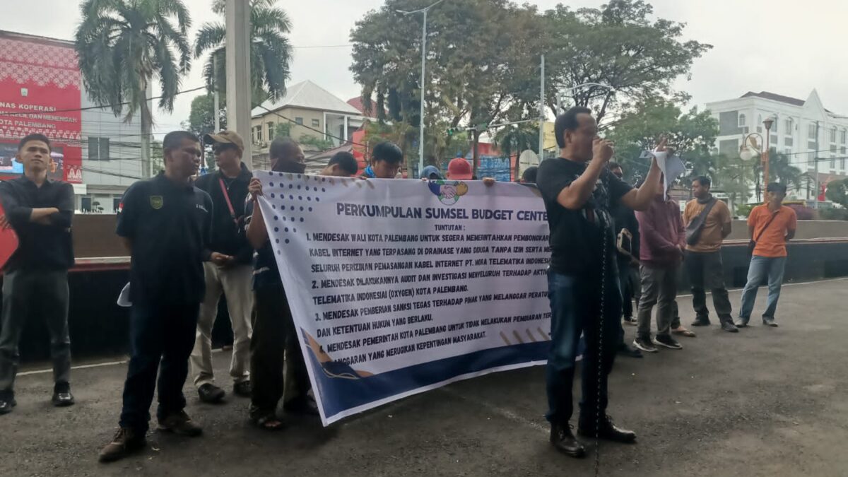 SBC Gelar Aksi di Kantor Wali Kota Palembang, Soroti Dugaan Pelanggaran Pemasangan Kabel Internet