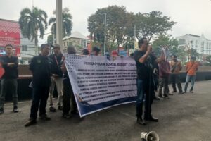 SBC Gelar Aksi di Kantor Wali Kota Palembang, Soroti Dugaan Pelanggaran Pemasangan Kabel Internet