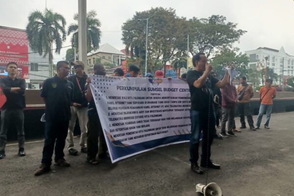 SBC Gelar Aksi di Kantor Wali Kota Palembang, Soroti Dugaan Pelanggaran Pemasangan Kabel Internet