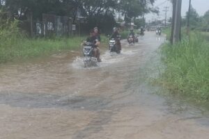 Banjir Rendam Jalan Irigasi Ilir Barat I, Aktivitas Warga Terganggu