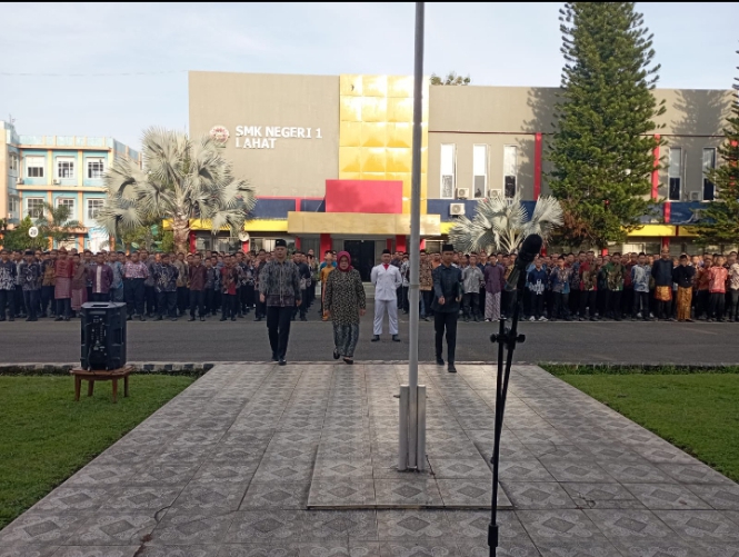 Upacara Memperingati Hari Pendidikan Nasional Di SMK Negeri 1 Lahat Berjalan Lancar Dan Tertib