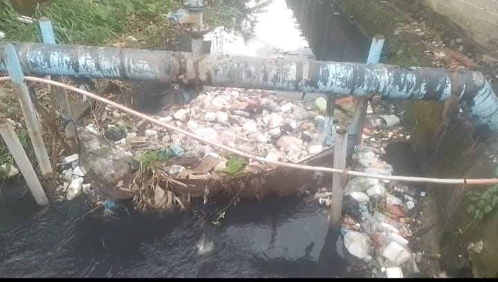 Warga Air Itam Resah, Aliran Sungai Tercemar dan Tersumbat Sampah