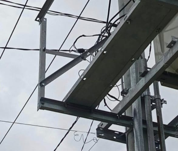 Kabel Wi-Fi Misterius Diduga Menjamur di Gandus, Warga Murka: “Ini Lingkungan, Bukan Hutan Kabel”