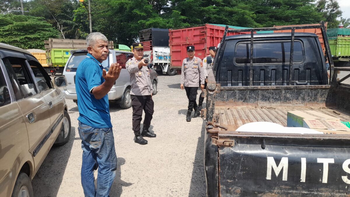 Polsek Indralaya Antisipasi Kemacetan dan Penumpukan Kendaraan Akibat Antrean Panjang di SPBU H. Romi Herton