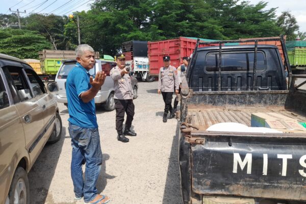 Polsek Indralaya Antisipasi Kemacetan dan Penumpukan Kendaraan Akibat Antrean Panjang di SPBU H. Romi Herton
