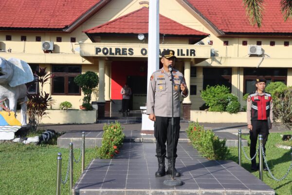 Kapolres Ogan Ilir Tekankan Pelayanan Prima dan Disiplin Personel Saat Pimpin Apel Pagi