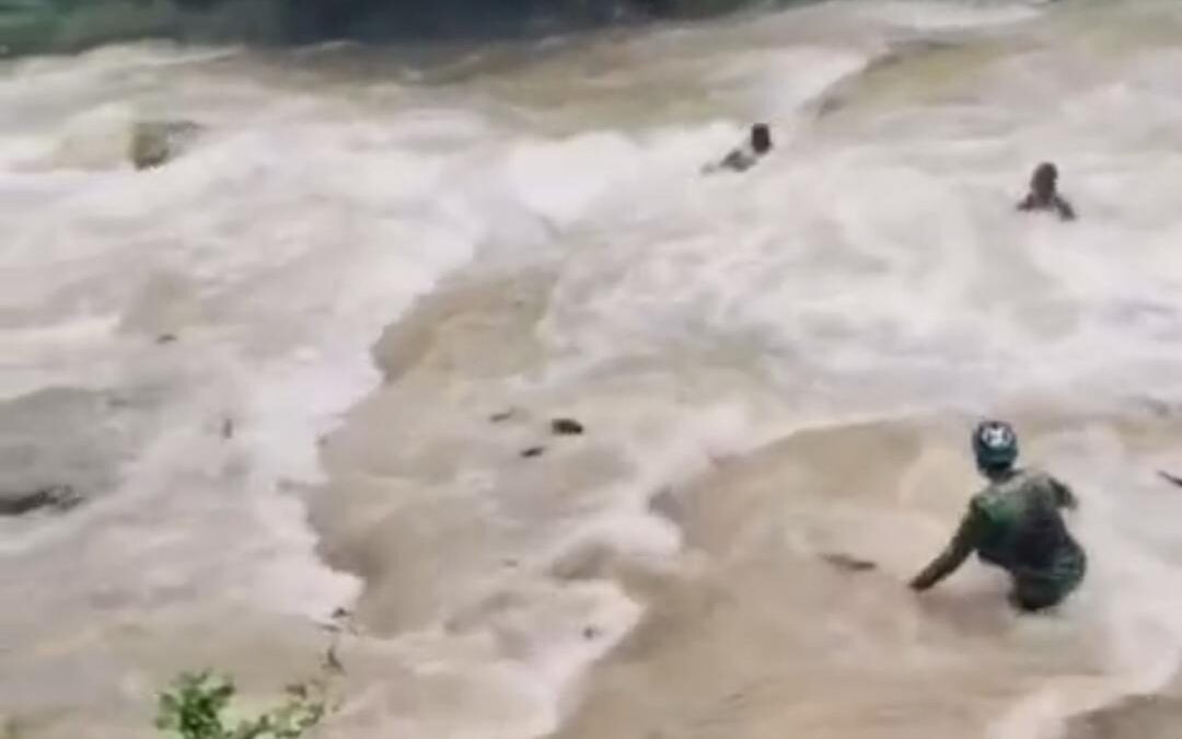 Dua Pelajar Selamat dari Insiden Laka Air di Curug Cikaso Sukabumi