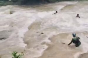 Dua Pelajar Selamat dari Insiden Laka Air di Curug Cikaso Sukabumi