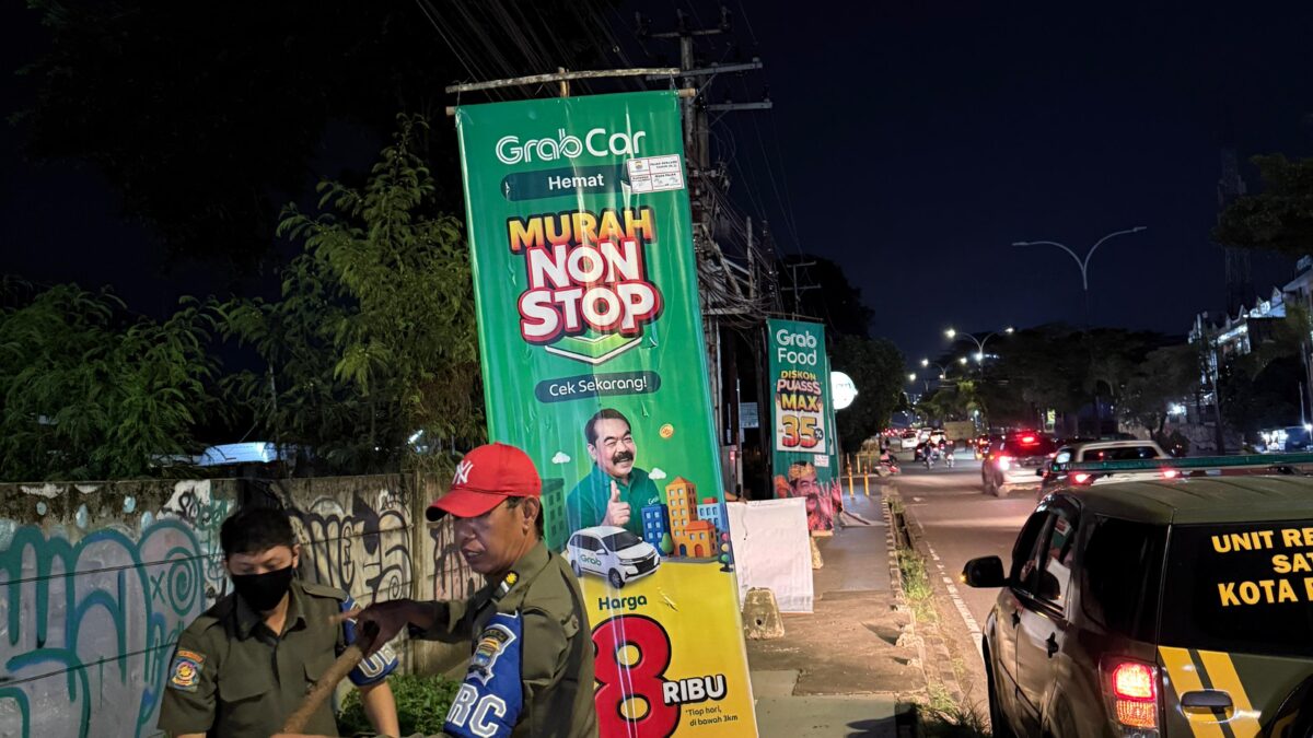 SATPOL PP KOTA PALEMBANG TERTIBKAN SPANDUK GRAB DI ATAS TROTOAR