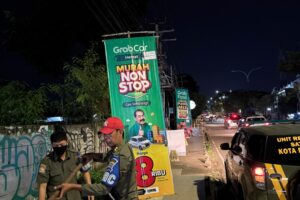 SATPOL PP KOTA PALEMBANG TERTIBKAN SPANDUK GRAB DI ATAS TROTOAR
