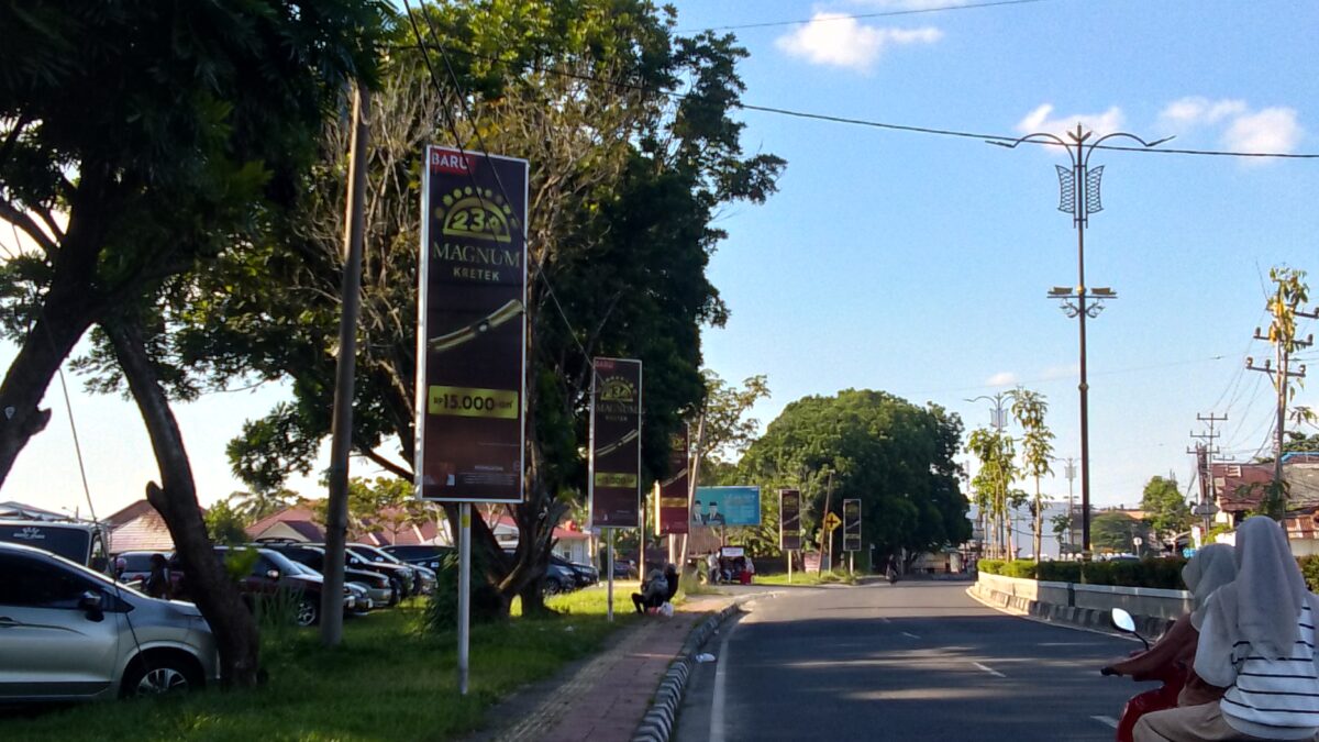 Reklame Rokok Berdiri di Dekat GOR Kayuagung, Warga Soroti Penempatannya