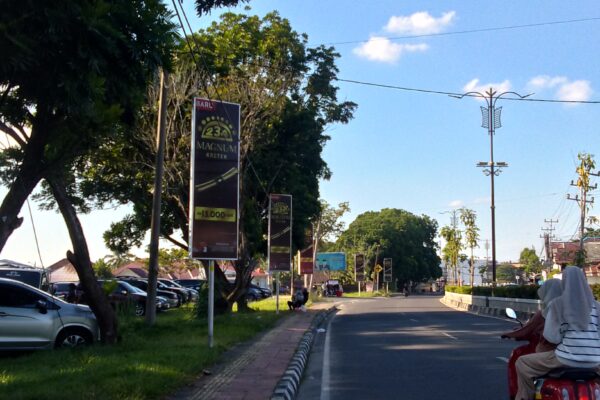 Reklame Rokok Berdiri di Dekat GOR Kayuagung, Warga Soroti Penempatannya