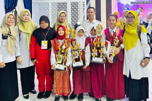 SD Negeri 13 Lahat Borong Prestasi di Hardiknas 2026, Kepala Sekolah Beri Reward Siswa Berprestasi