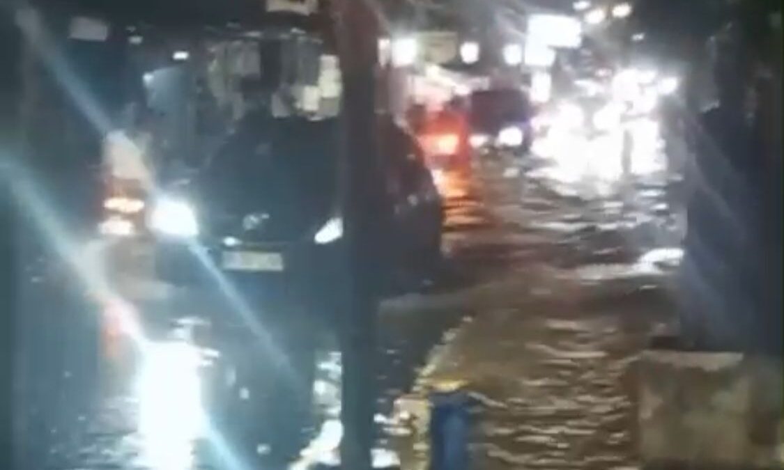 Banjir Sepanjang Jalan Sosial Km 5 Palembang, Lalu Lintas Lumpuh