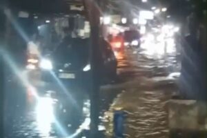 Banjir Sepanjang Jalan Sosial Km 5 Palembang, Lalu Lintas Lumpuh