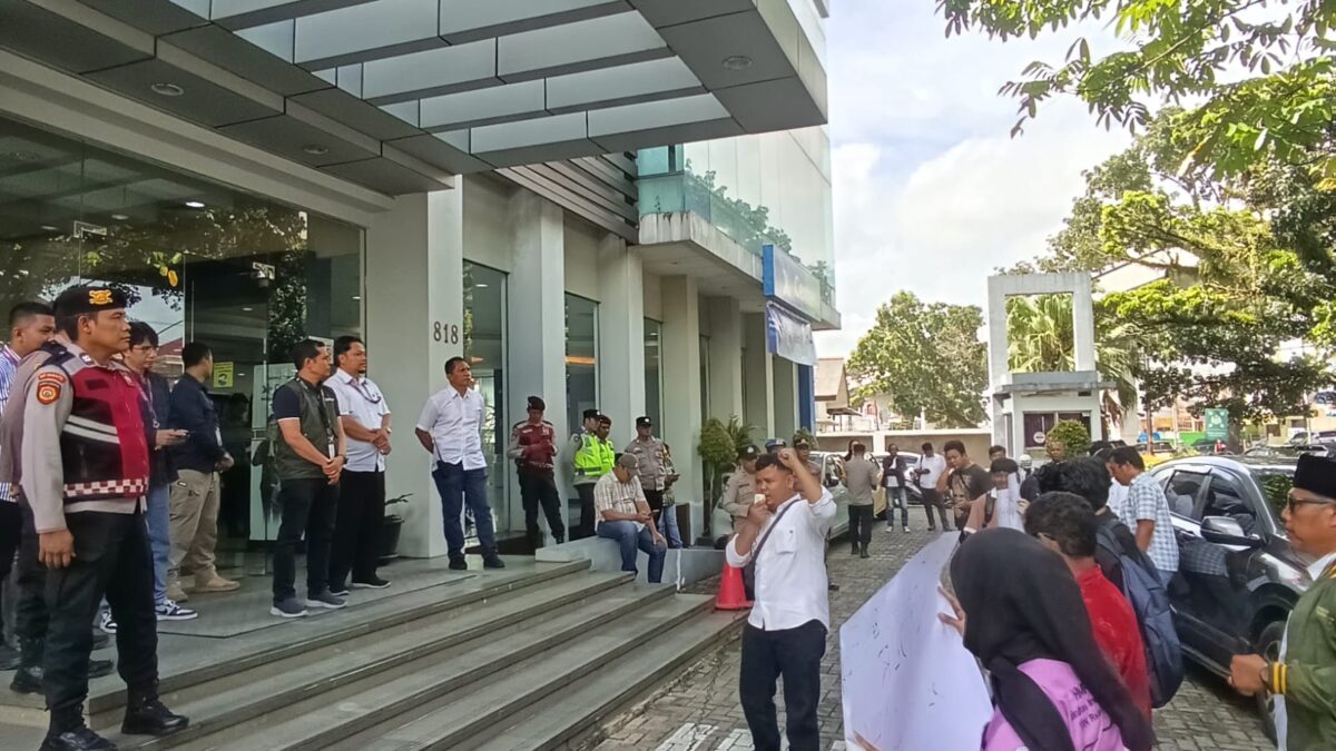 AKSI DAMAI DESAK PIMPINAN XL Smartfren Dievaluasi Diduga Ada Pemasangan Reklame Tidak Berizin