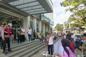 AKSI DAMAI DESAK PIMPINAN XL Smartfren Dievaluasi Diduga Ada Pemasangan Reklame Tidak Berizin