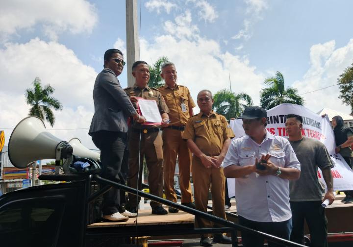 Tarif Parkir Rajawali Village Disorot, Massa Datangi Kantor Wali Kota Palembang