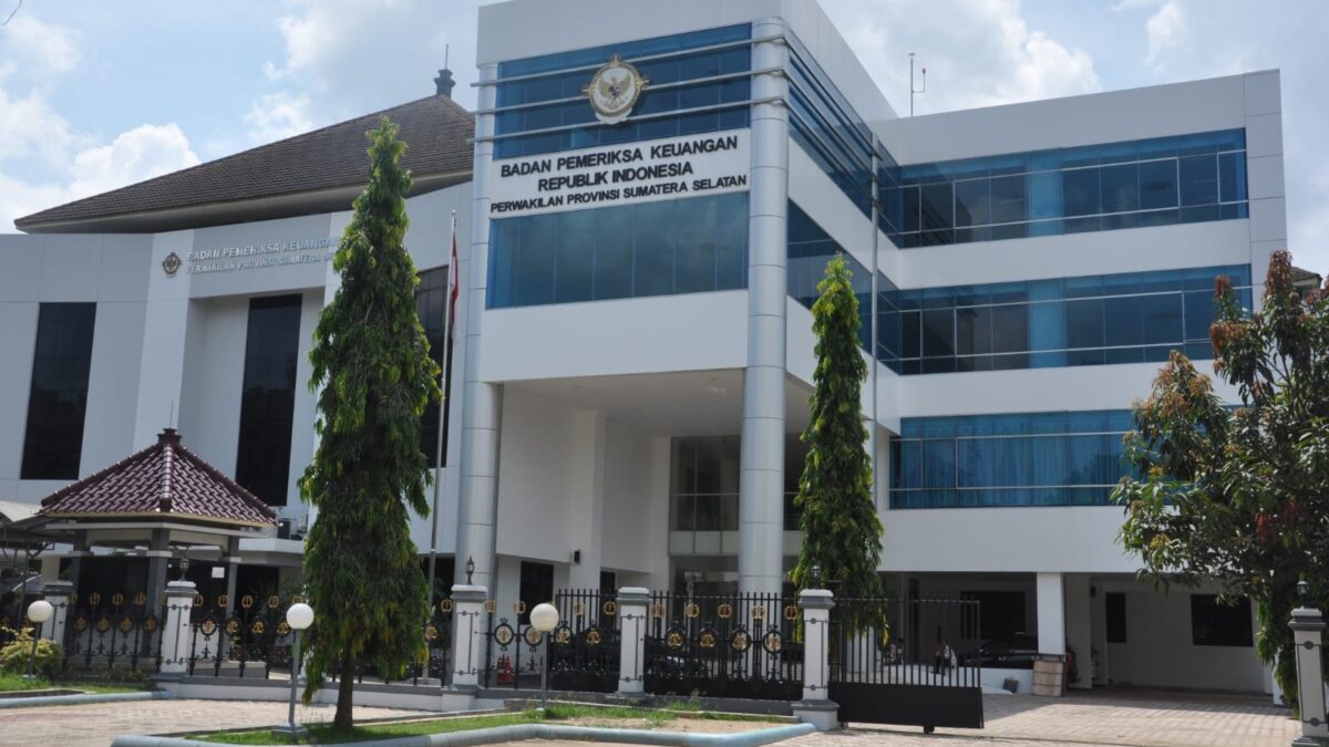 KOALISI AKTIVIS REVOLUSIONER SUMSEL TUNTUT EVALUASI DAN NON AKTIFKAN KEPALA BPK PERWAKILAN SUMSEL