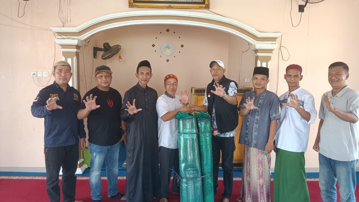 Forum Cakar Sriwijaya Salurkan Bantuan Sajadah untuk Mushola Sopiyatun di Pangkalan Benteng