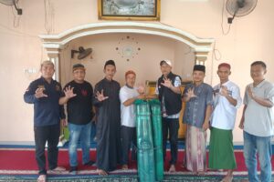 Forum Cakar Sriwijaya Salurkan Bantuan Sajadah untuk Mushola Sopiyatun di Pangkalan Benteng