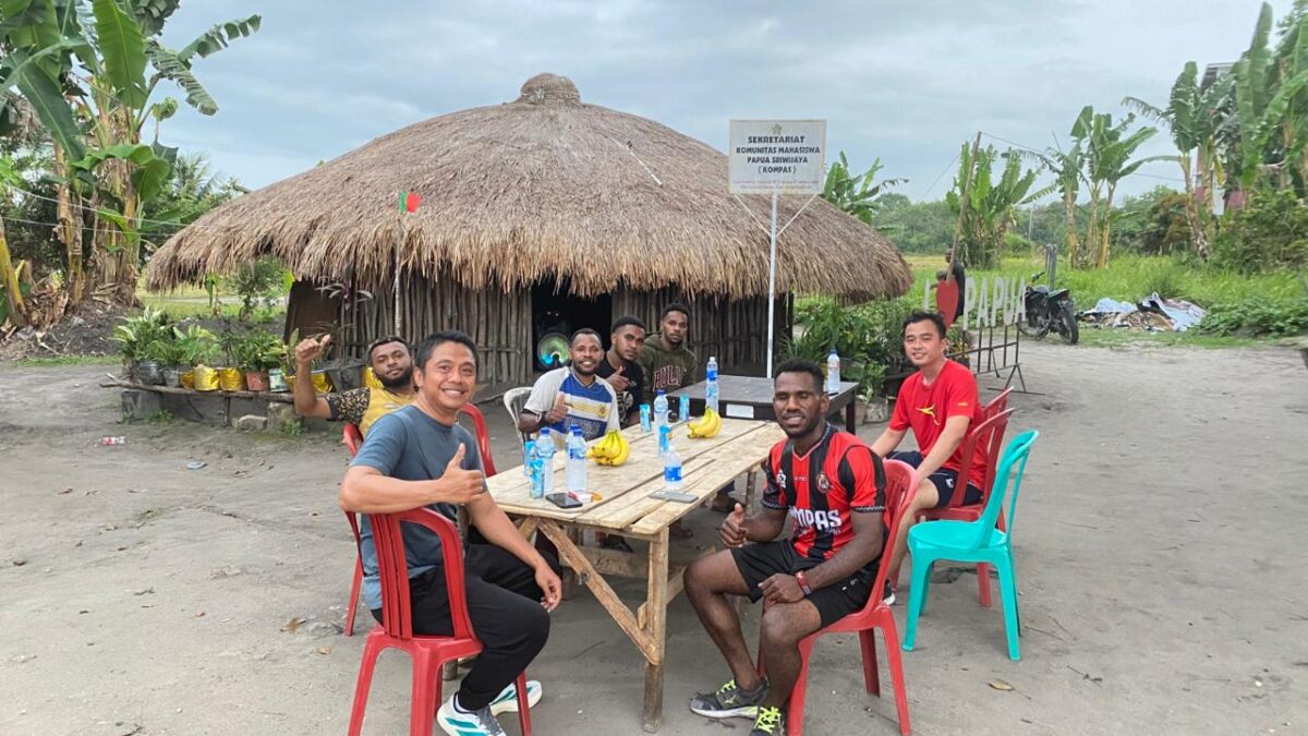 PERKUAT PERSAUDARAAN DALAM KEBHINEKAAN, KAPOLRES OGAN ILIR OLAHRAGA DAN DIALOG BERSAMA MAHASISWA PAPUA DI UNSRI