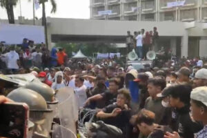 Bentrok di Hotel Sultan Saat Eksekusi, Situasi Memanas Hingga 119 Orang Ditangkap