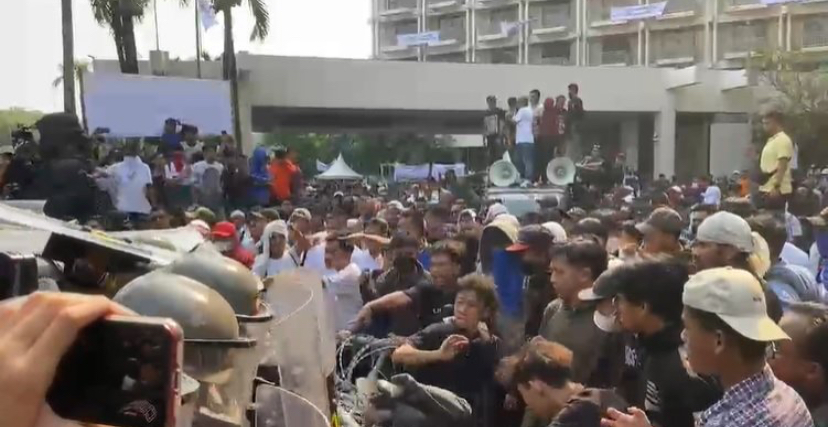 Bentrok di Hotel Sultan Saat Eksekusi, Situasi Memanas Hingga 119 Orang Ditangkap