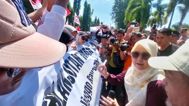 Ribuan Warga Probolinggo Gelar Aksi Damai Dukung Keberlanjutan Program MBG, Wali Kota Ikut Teken Dukungan