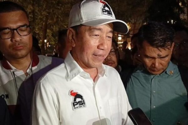 Kenakan Jaket PSI, Jokowi Beri Isyarat soal Statusnya: “Artinya Tahu Sendiri”