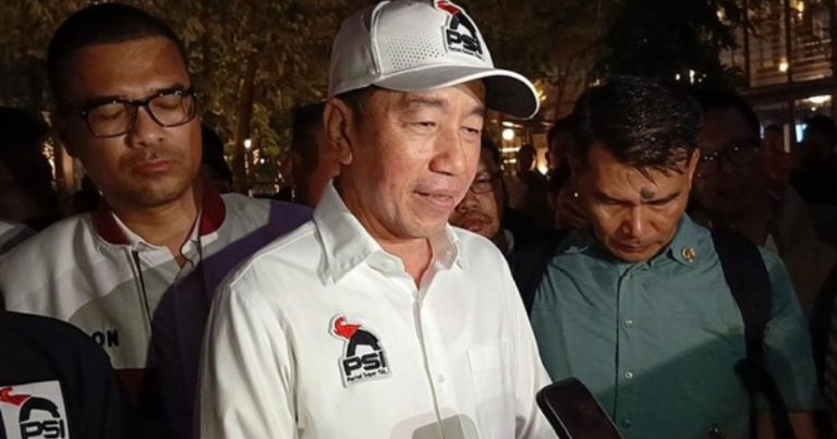Kenakan Jaket PSI, Jokowi Beri Isyarat soal Statusnya: “Artinya Tahu Sendiri”