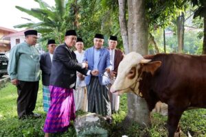 Salat Iduladha di Fathul Akbar, Aprizal Hasyim Serahkan Hewan Kurban dari Pemkot Palembang