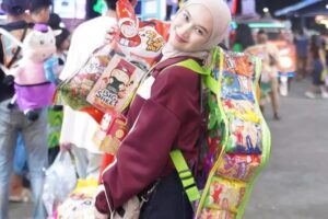 Melody Laksani Pamer Tas Snack Jumbo, Aksi Belanja di PRJ 2026 Curi Perhatian